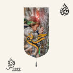 کتیبه مخمل عمودی کنار آیفونی با شعار حسین من از کودکی عاشقت بوده ام طرح ضریح