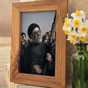 قاب جوبی رهبر شهید با اسلحه