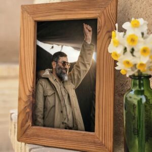 قاب چوبی رهبر شهید لباس رزم