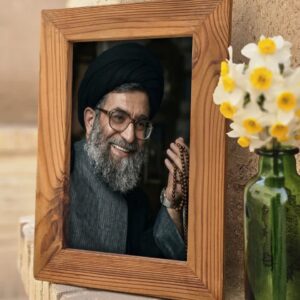 قاب رهبر شهید لبخن زمینه مشکی