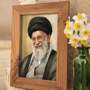 قاب رهبر شهید با لبخند