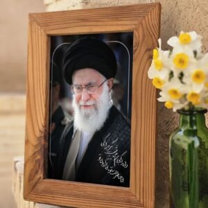 قاب چوبی رهبر شهید زمینه مشکی