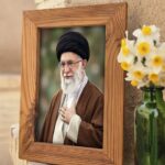 قاب چوبی رهبر شهید ایستاده