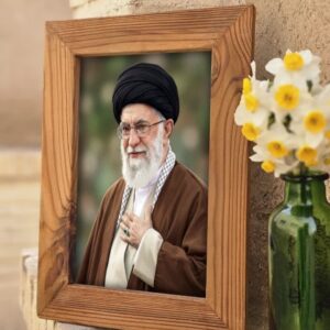 قاب چوبی رهبر شهید ایستاده