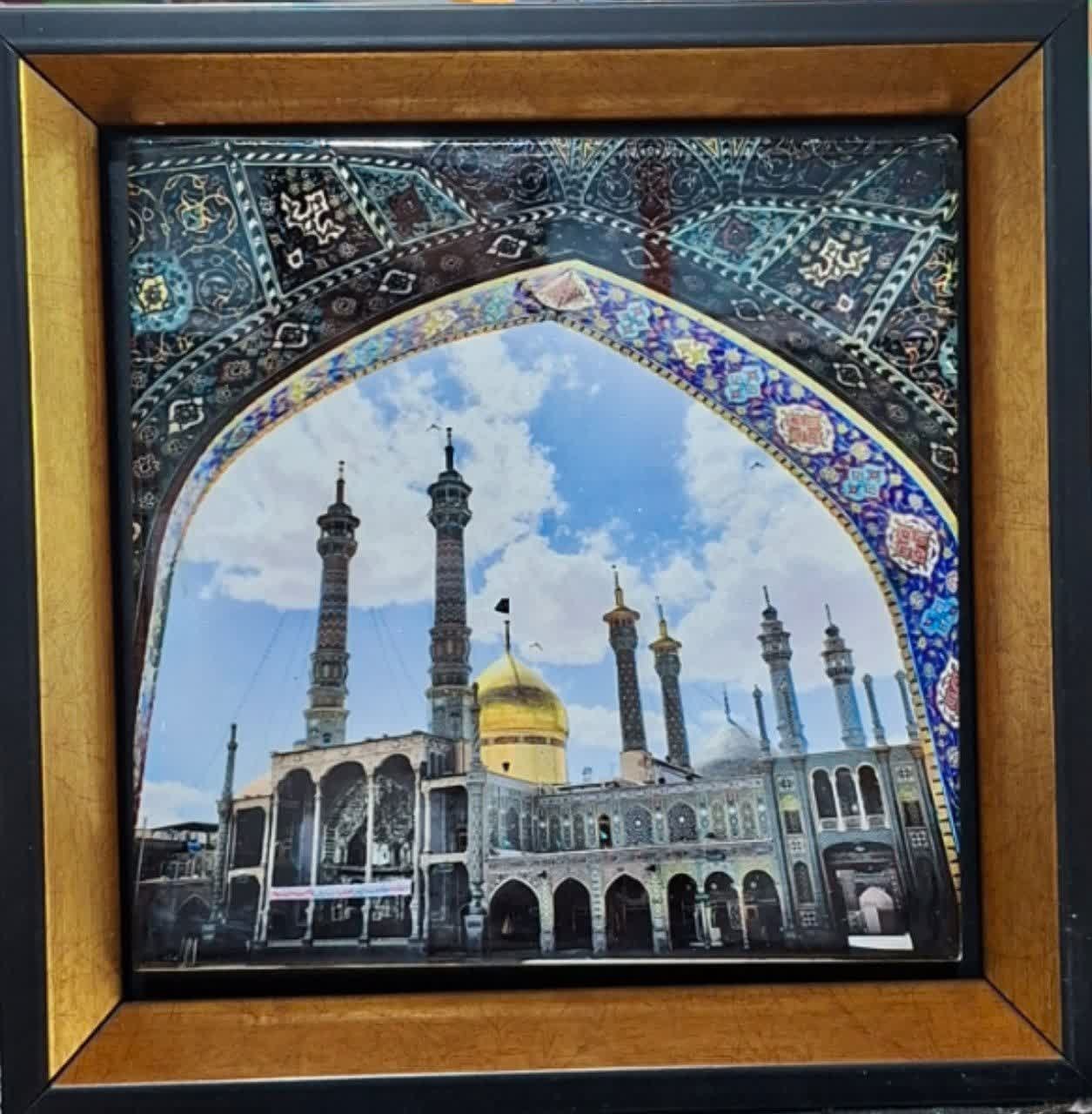 قاب کاشی با تصویر گنبد و صحن حرم امام رضا - ابعاد ۲۰×۲۰1
