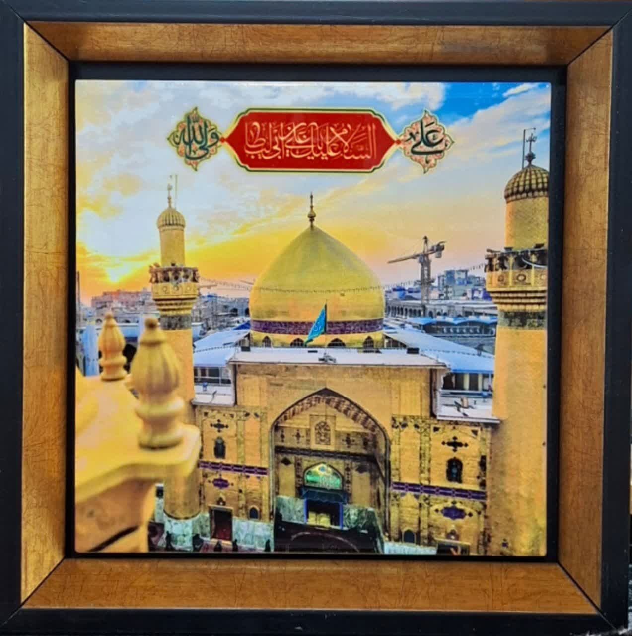 نمای نزدیک ایوان طلایی حرم امام علی (ع) روی قاب کاشی