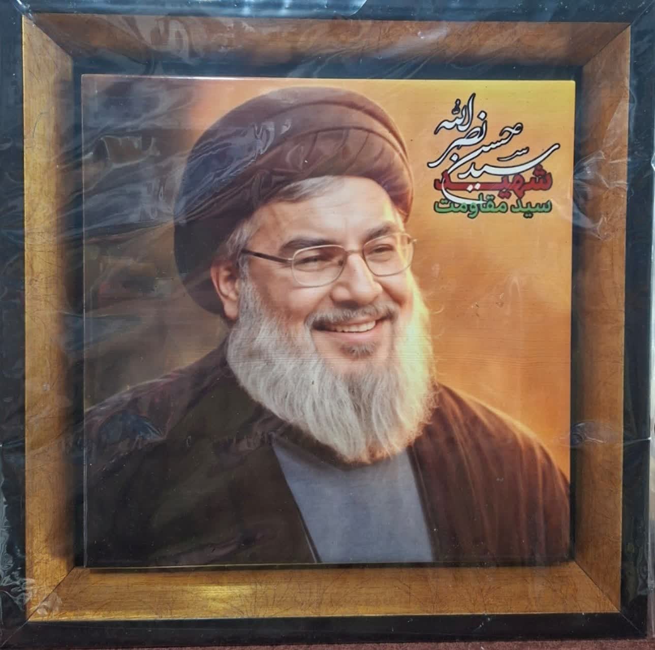 نمای نزدیک تصویر شهید سید حسن نصرالله روی قاب کاشی
